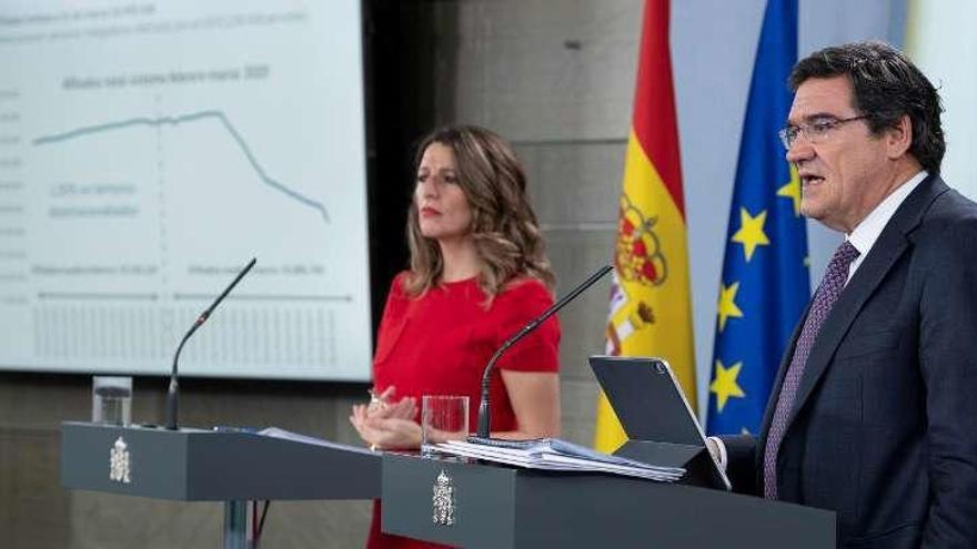 Los ministros de Trabajo, Yolanda Díaz, y de Seguridad Social, José Luis Escrivá, ayer, durante la presentación de las cifras del paro.