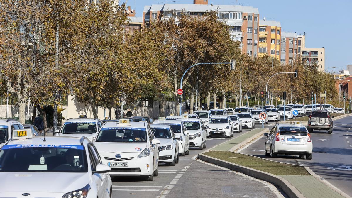 Caravanas de taxis en Alicante en una protesta por la actualización de las tarifas