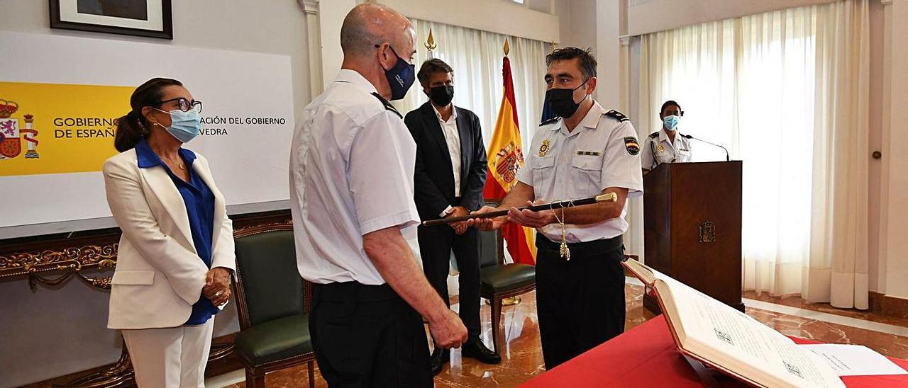 Luis Francisco Hombreiro (con el bastón), cuando asumió el cargo de comisario de Vilagarcía.  | // G. SANTOS