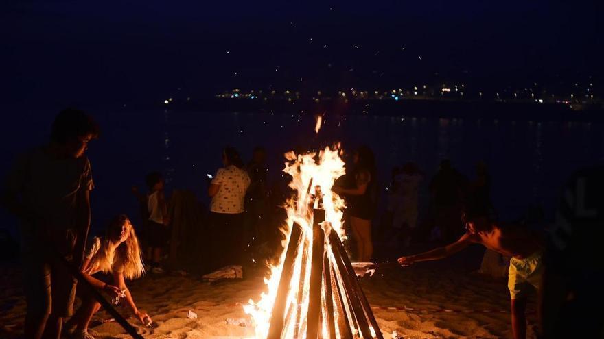 San Juan prende en las playas de A Coruña: 200.000 personas salen a los arenales y calles de una ciudad entregada a su "noche más especial"