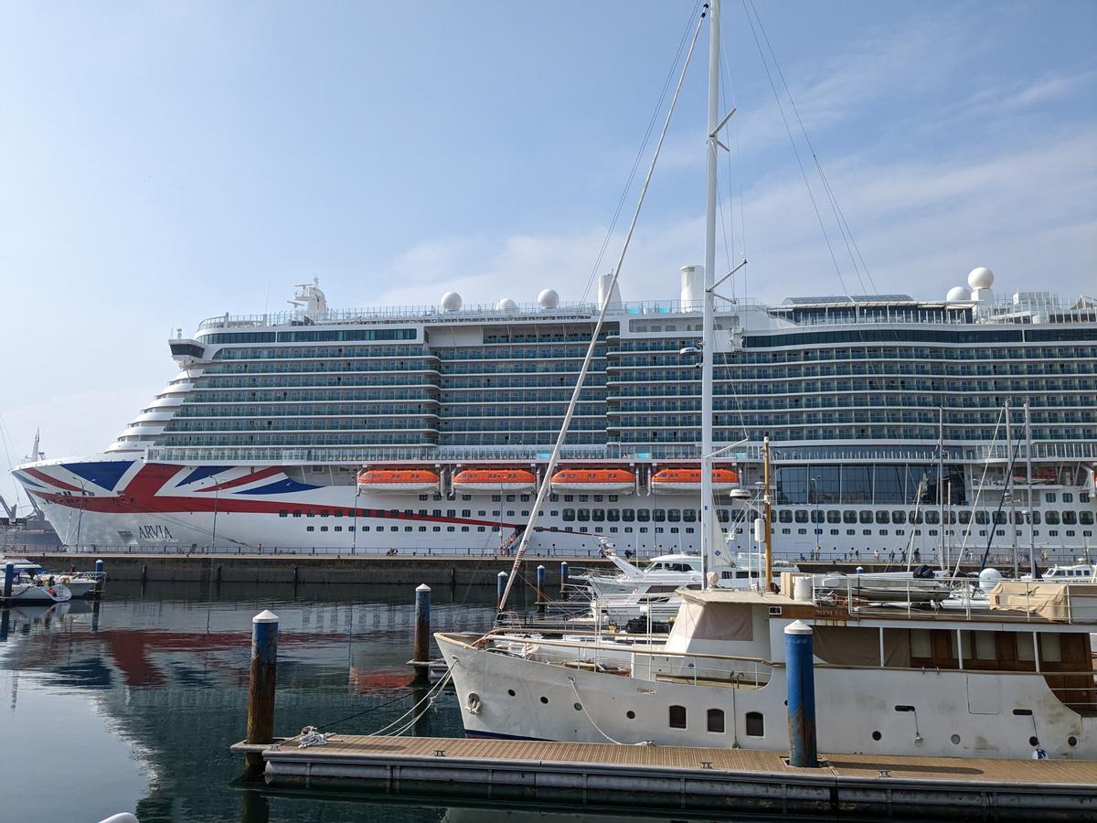 El 'Arvia', atracado en el puerto de A Coruña