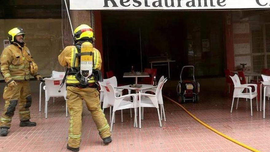 Bomberos en el restaurante de Benidorm donde se ha declarado el fuego.