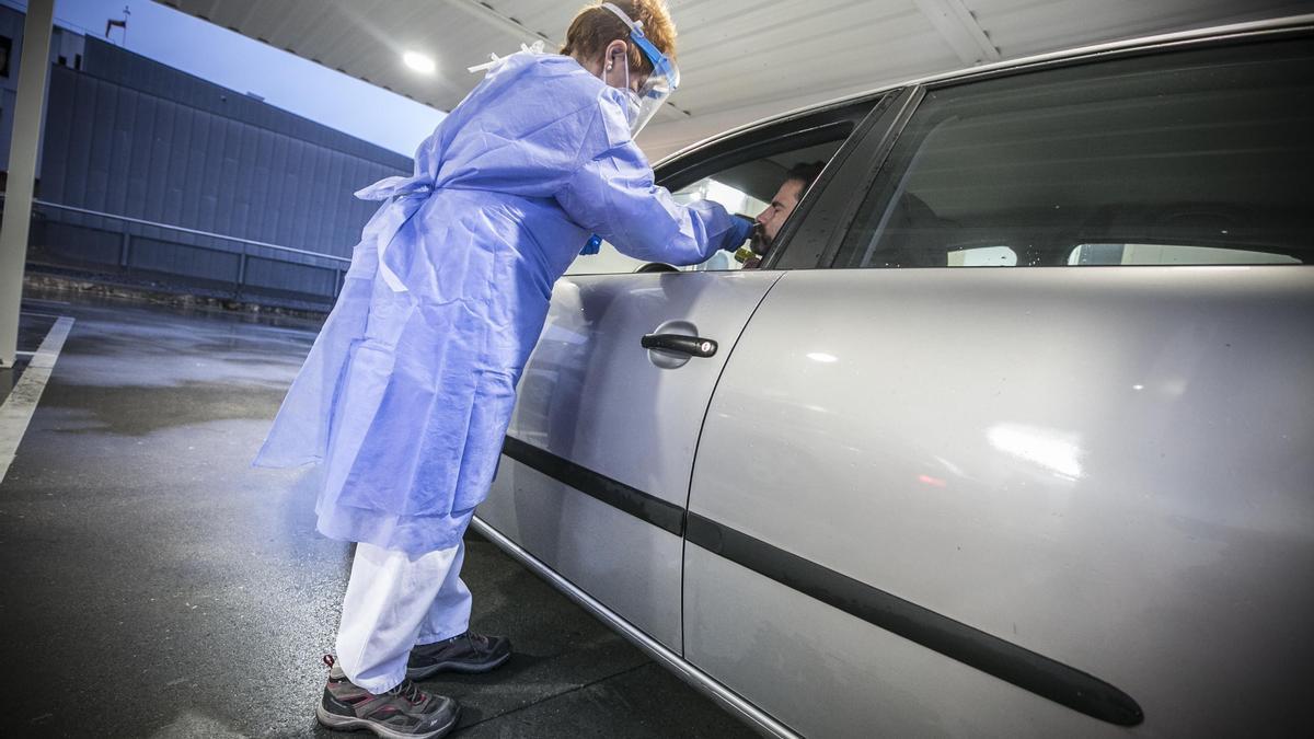 Los sanitarios del autocovid del HUCA: En botas de montaña y anorak para soportar las bajas temperaturas y la lluvia