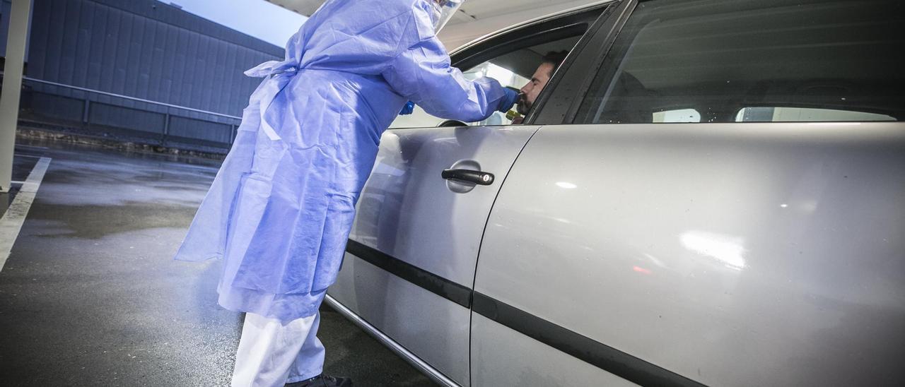 Los sanitarios del autocovid del HUCA: En botas de montaña y anorak para soportar las bajas temperaturas y la lluvia