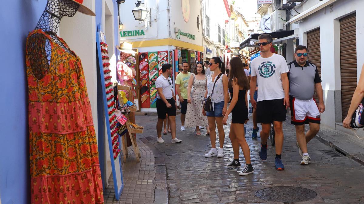 Turistas pasean en una calle de la Judería en Córdoba.
