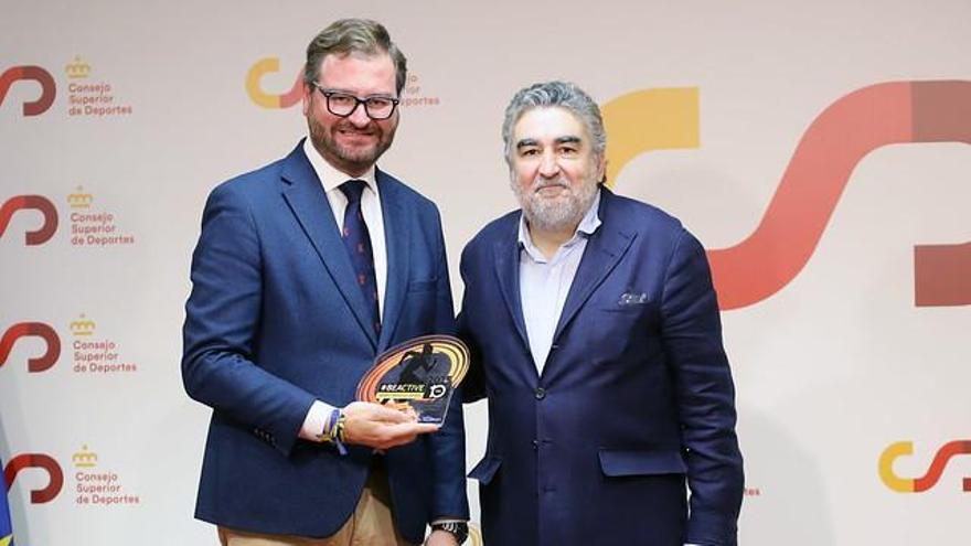 Antonio Martín recoge el premio 'Be Actibe' otorgado a la Diputación de Córdoba.
