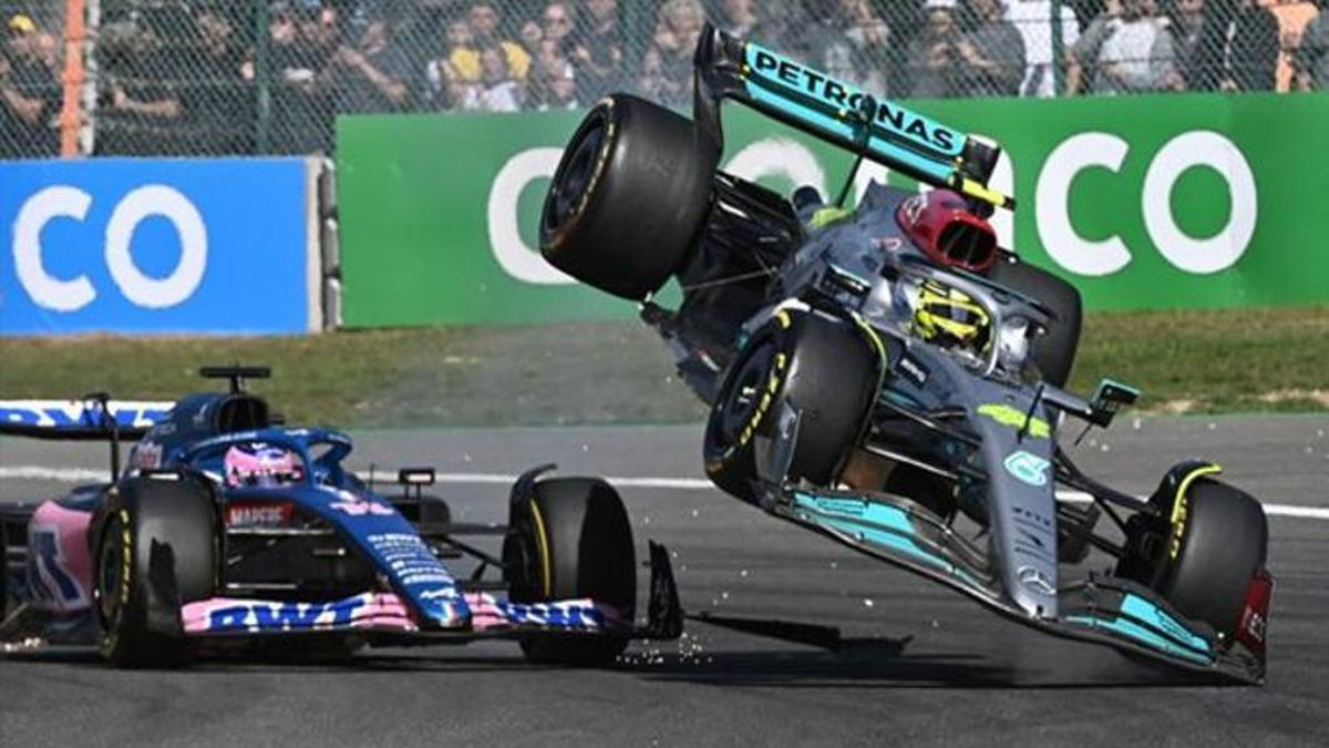 Hamilton vuela por los aires tras el toque con Alonso