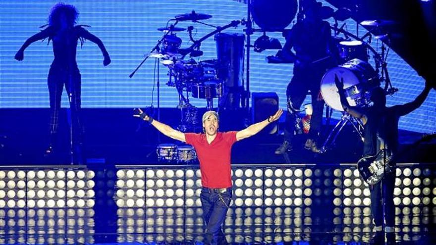 Enrique Iglesias torna als escenaris encara en plena recuperació del tall a la mà