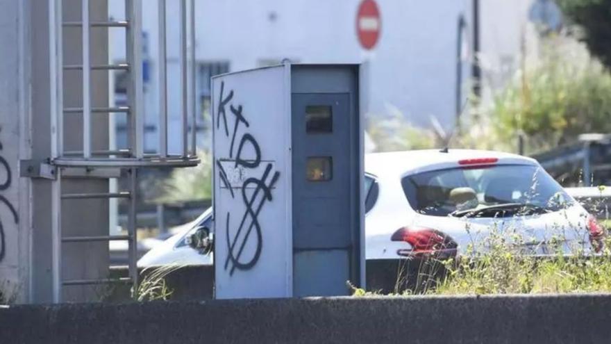 Vista de un radar en una carretera de la comarca. | Carlos Pardellas