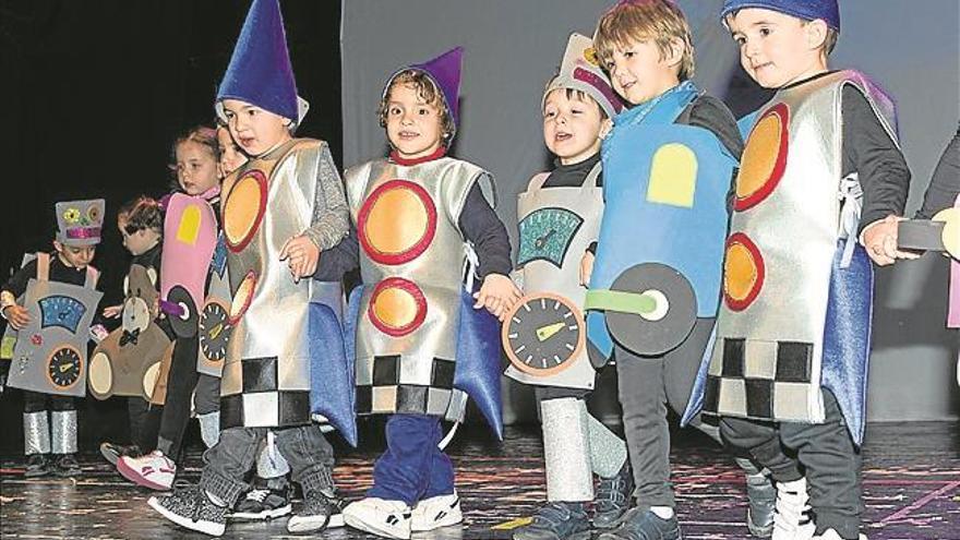 Los niños dan vida al tradicional festival navideño del colegio