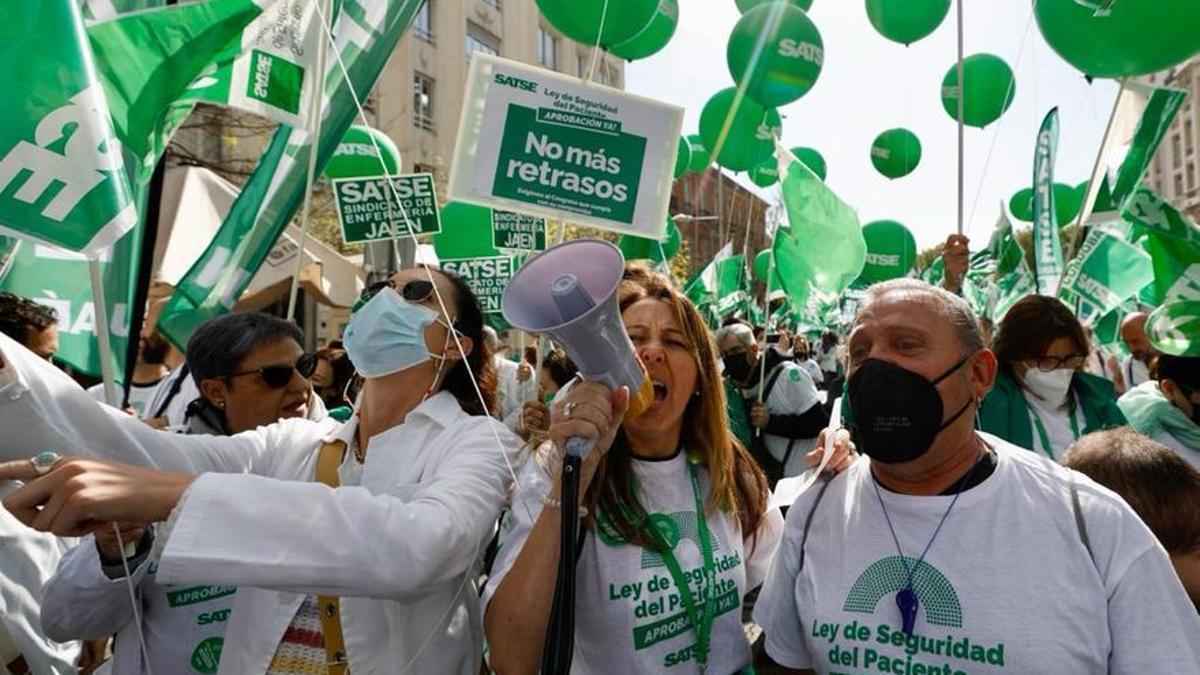 Protesta ante el Congreso del sindicato SATSE por la Ley de Seguridad del Paciente.