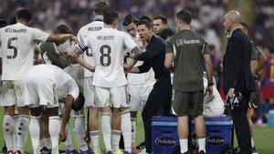 Xabi Alonso da instrucciones a sus jugadores durante la pausa para la hidratación en la final de la Supercopa de España 