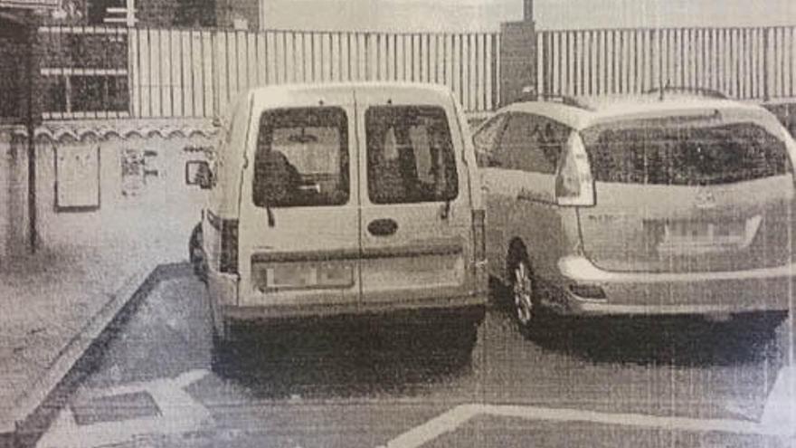 A la derecha, el vehículo de Francisco Manuel Cantos Recalde estacionado irregularmente en una plaza reservada para Urgencias, Servicios Operativos y Taxis)