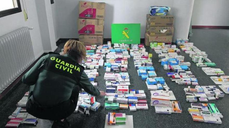 Cajas de medicamentos incautadas por la Guardia Civil.  // Iñaki Osorio