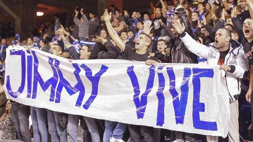 Pancarta en homenaje a Jimmy en Riazor durante un partido del Deportivo.