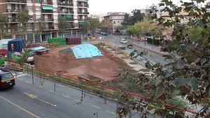 La plaça de la Mainada, al barri del Congrés, fa tres anys que està tancada i en obres.