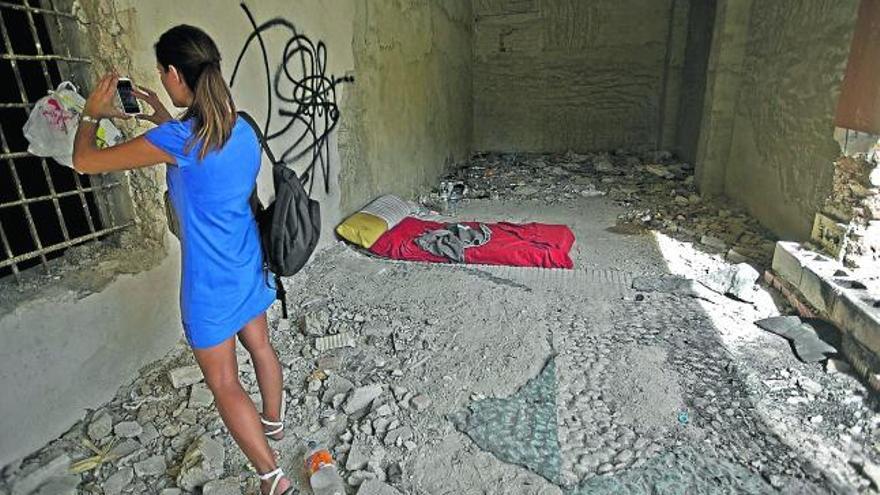 La basura que se acumula en el huerto, y el estado de la casa, con un colchón al fondo.