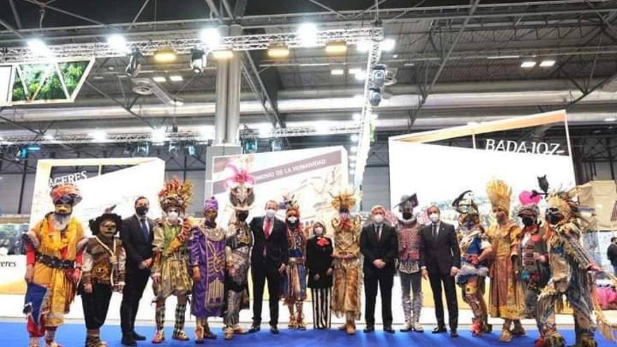 El alcalde y concejales en Fitur, acompañados de miembros de comparsas, ayer.