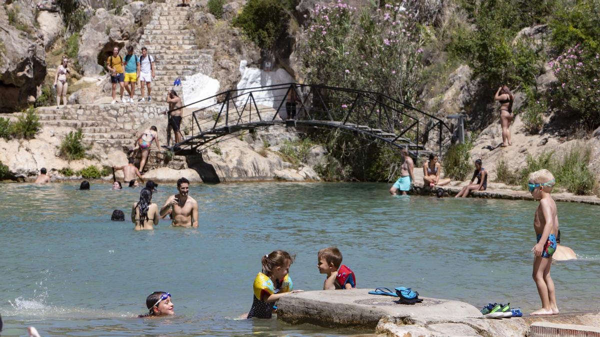 Gente bañándose en el río Sellent a su paso por Bolbaite