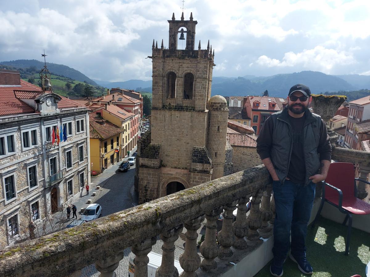 Gustavo posa en la terraza de "Cielito Lindo".