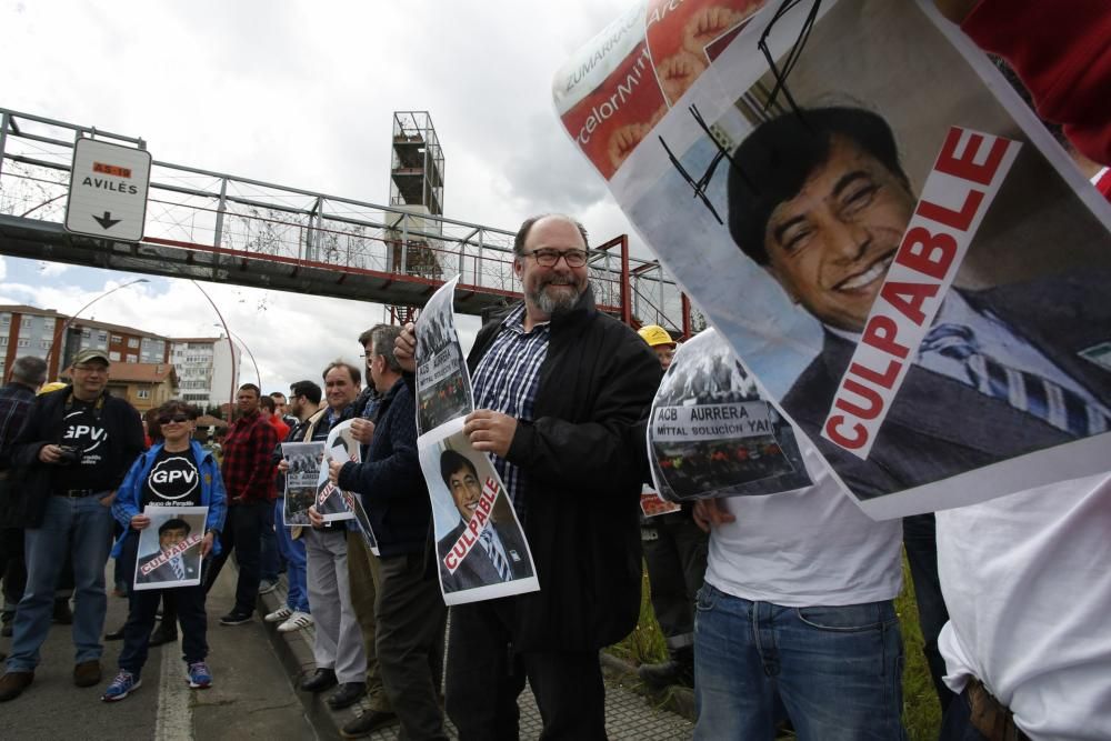 Trabajadores de Arcelor concentrados en la entrada de la factoría en Trasona