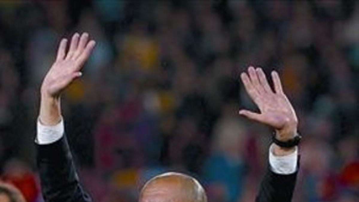 Guardiola saluda feliz a la afición, ayer en el Camp Nou.