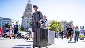 Unos turistas en la plaza Catalunya, en Barcelona.