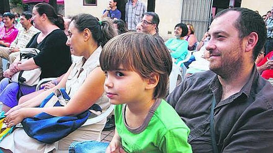 Asistentes a la actividad «Un camino que camina» disfrutando de la actuación de los cuentacuentos.