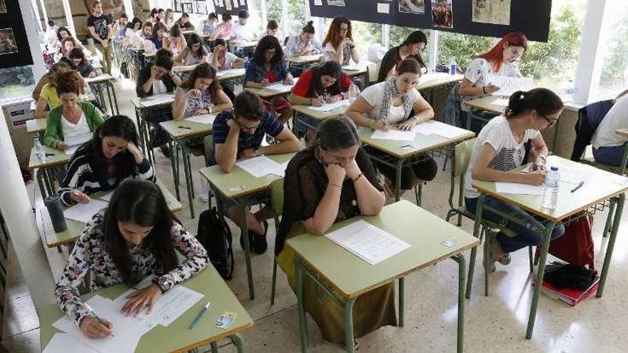 Un grupo de opositores, en pleno examen.