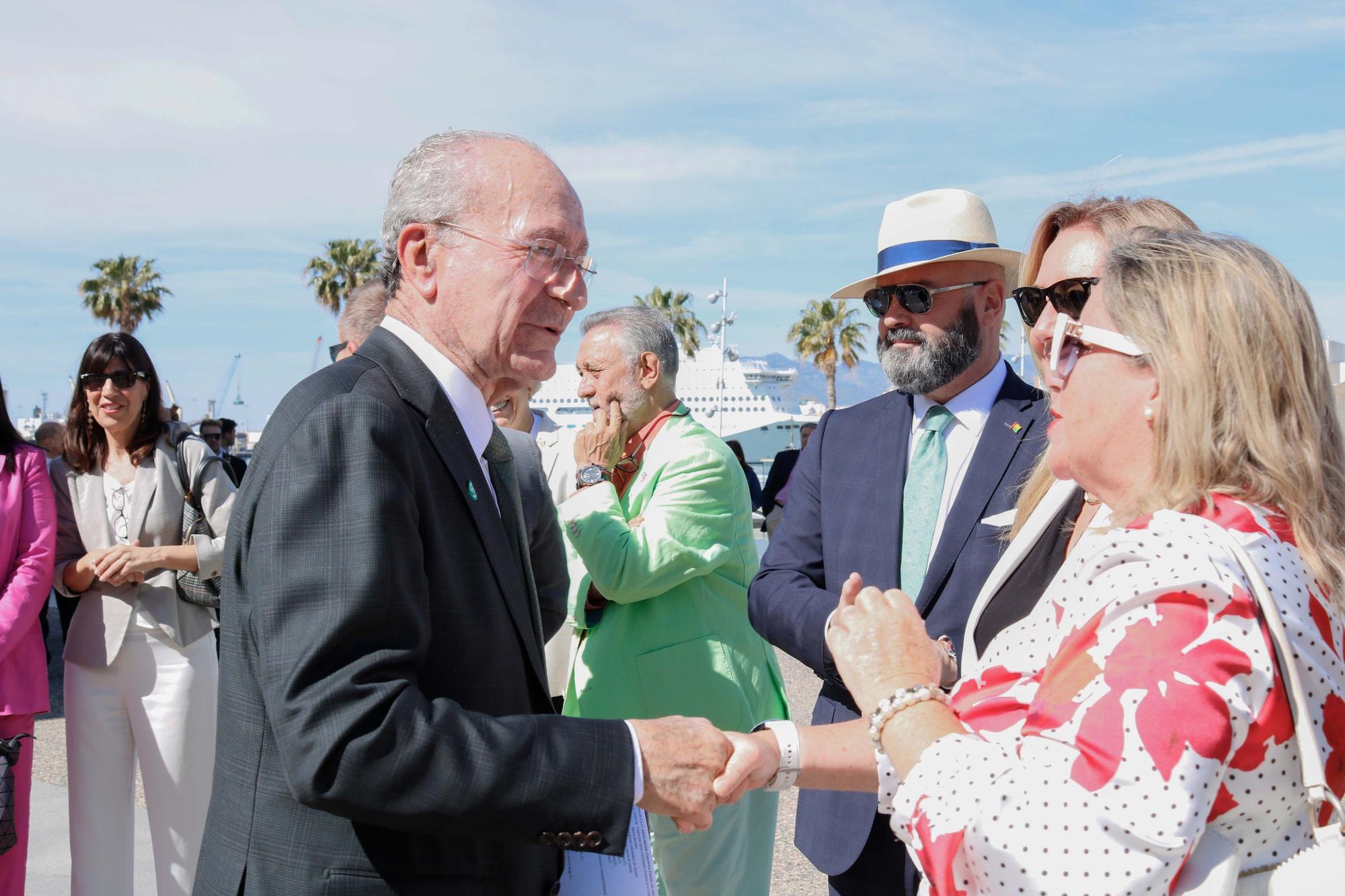 El alcalde de Málaga, Francisco de la Torre, junto al resto de la Corporación Municipal, y al delegado de Desarrollo Educativo y Formación Profesional, Miguel Briones, asiste al acto con motivo del Día de Europa.