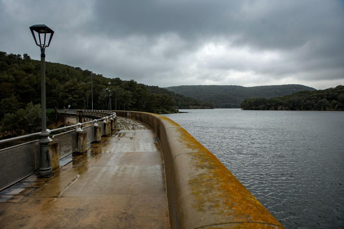 Vista del embalse de Foix al 100% de su capacidad, a 19 de marzo de 2025, en Castellet y Gornal, Barcelona, Catalunya.