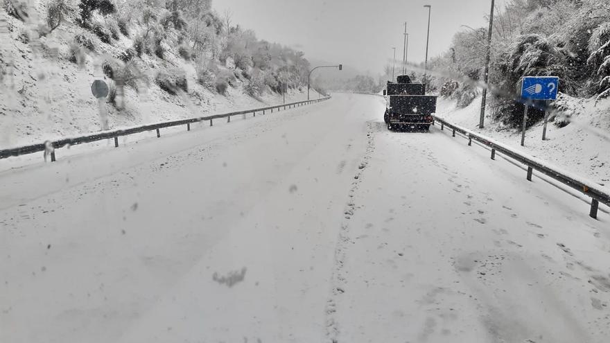 Vídeo: Intensa nevada a la sortida del túnel de Bracons, a la Garrotxa