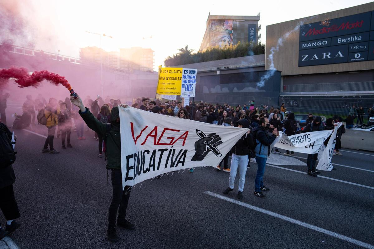 La protesta de profesores corta la B-20 a la altura de Finestrelles