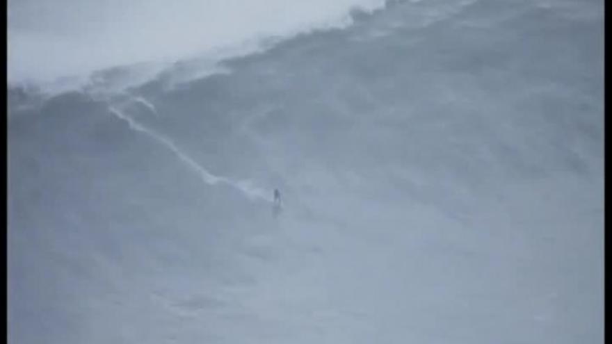 Un surfista se rompe una costilla por una ola de 8 metros