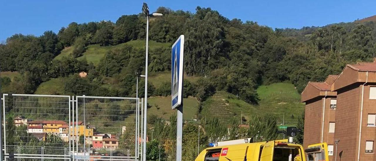 Efectivos de bomberos se preparan para intervenir en un simulacro de accidentes de tráfico, en Mieres.