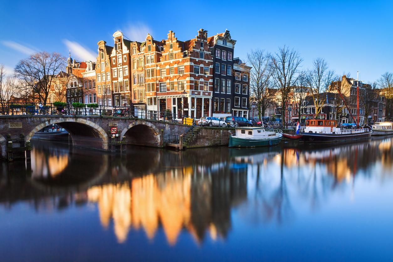 Por sus más de cien kilómetros de canales, a esta ciudad se la conoce como la Venecia del Norte