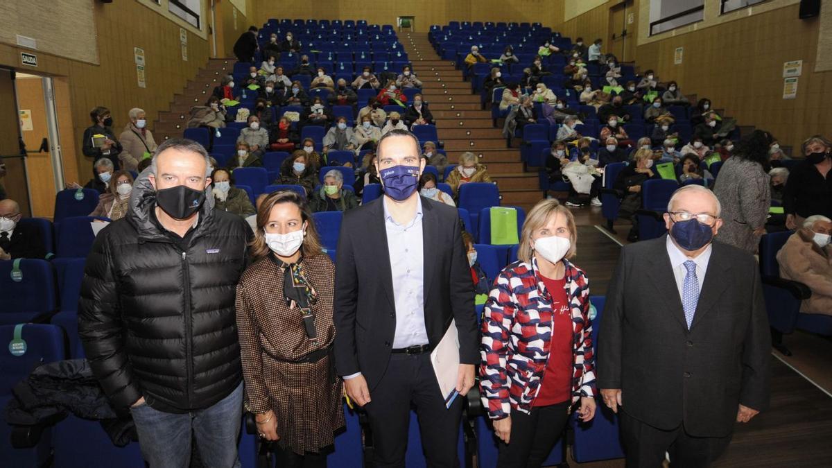 Pérez, representantes de Ategal y de la Xunta, ayer, en la inauguración de las jornadas. |  // BERNABÉ/JAVIER LALÍN