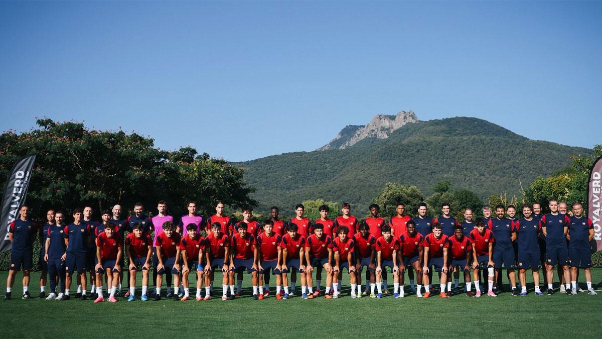 La expedición del Barça Atlètic en el stage de la Vall d'en Bas