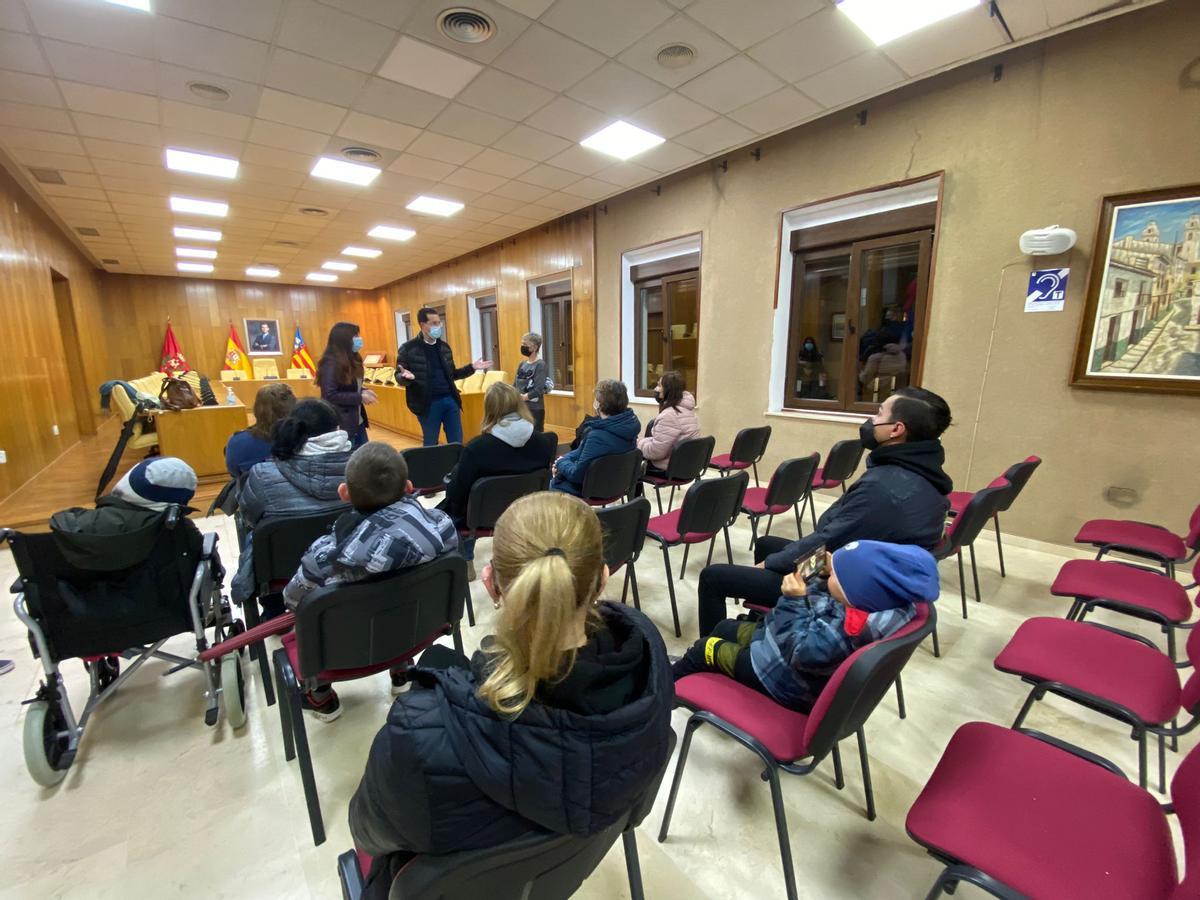 La reunión del alcalde de Elda y la concejala de Bienestar Social con las familias ucranianas llegadas a Elda.