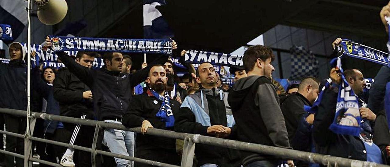 Aficionados azules animando al Oviedo en el Tartiere.