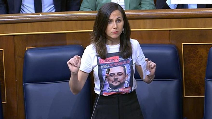 Belarra lleva al Congreso una camiseta con la cara del hermano de Ayuso y la acusación de Pablo Casado