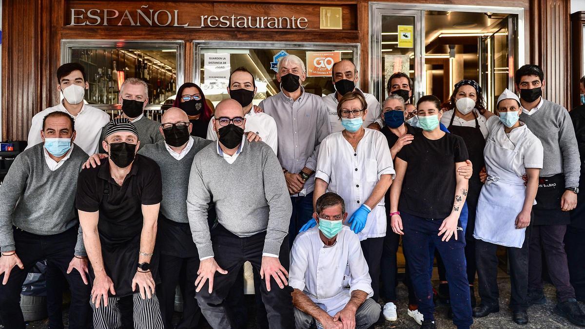 Emilio Valencia, hijo del fallecido y trabajadores del bar, en una imagen de archivo.