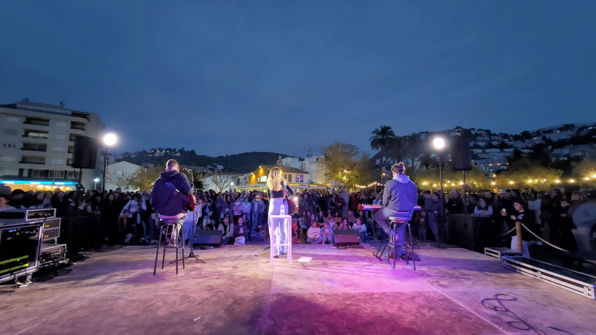 El Festivalet de Roses omple la platja de la Perola