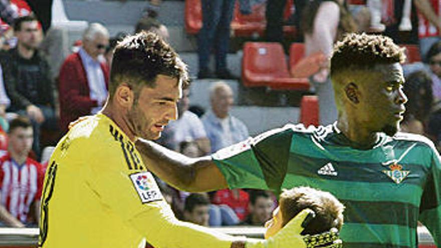 Adán y Ndiaye, con un joven aficionado rojiblanco.