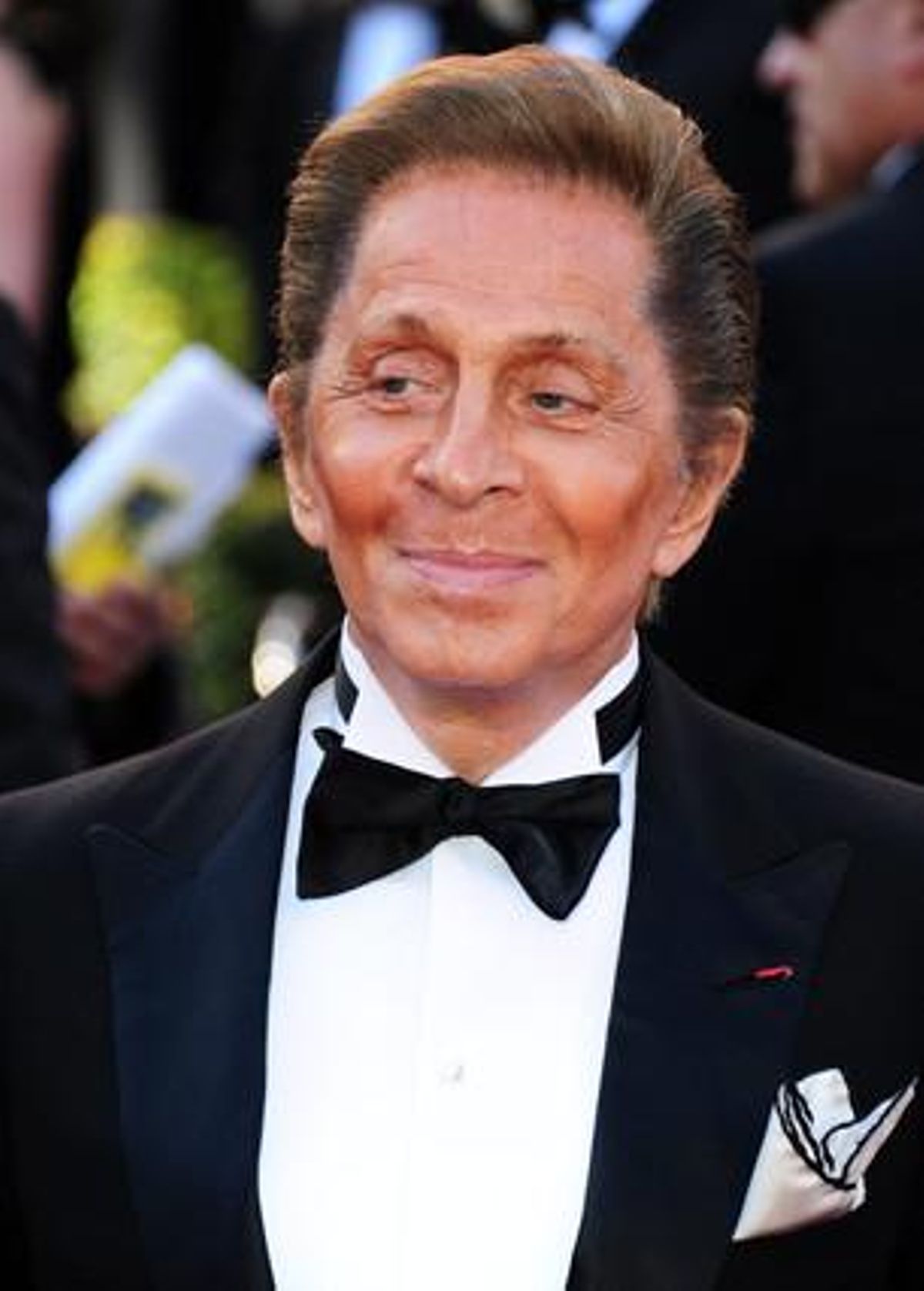 El dissenyador italià de moda Valentino posa a l’alfombra vermella a l’arribar a la gala.