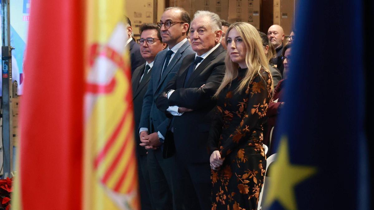 Guillermo Santamaría, Rafael Mateos, Francisco Piñero y María Guardiola, de pie durante la insterpretación del Himno de Extremadura.