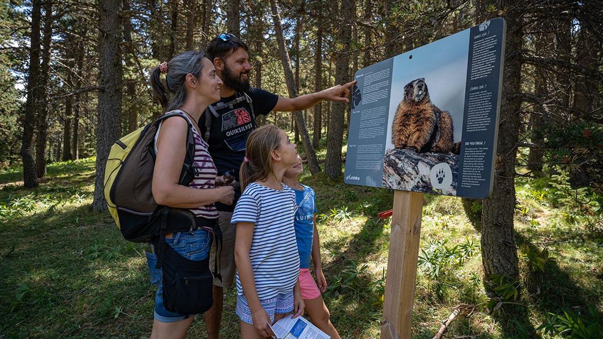 Una família en un dels itineraris de fauna de la Molina