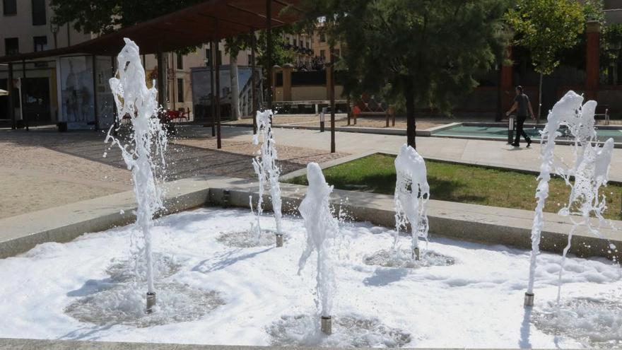 Aspecto de la fuente de San Martín, llena de espuma esta mañana