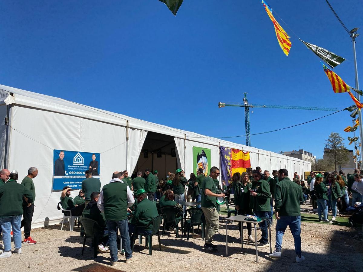 Falleros y falleras de la Jaume I de Paiporta, este sábado.