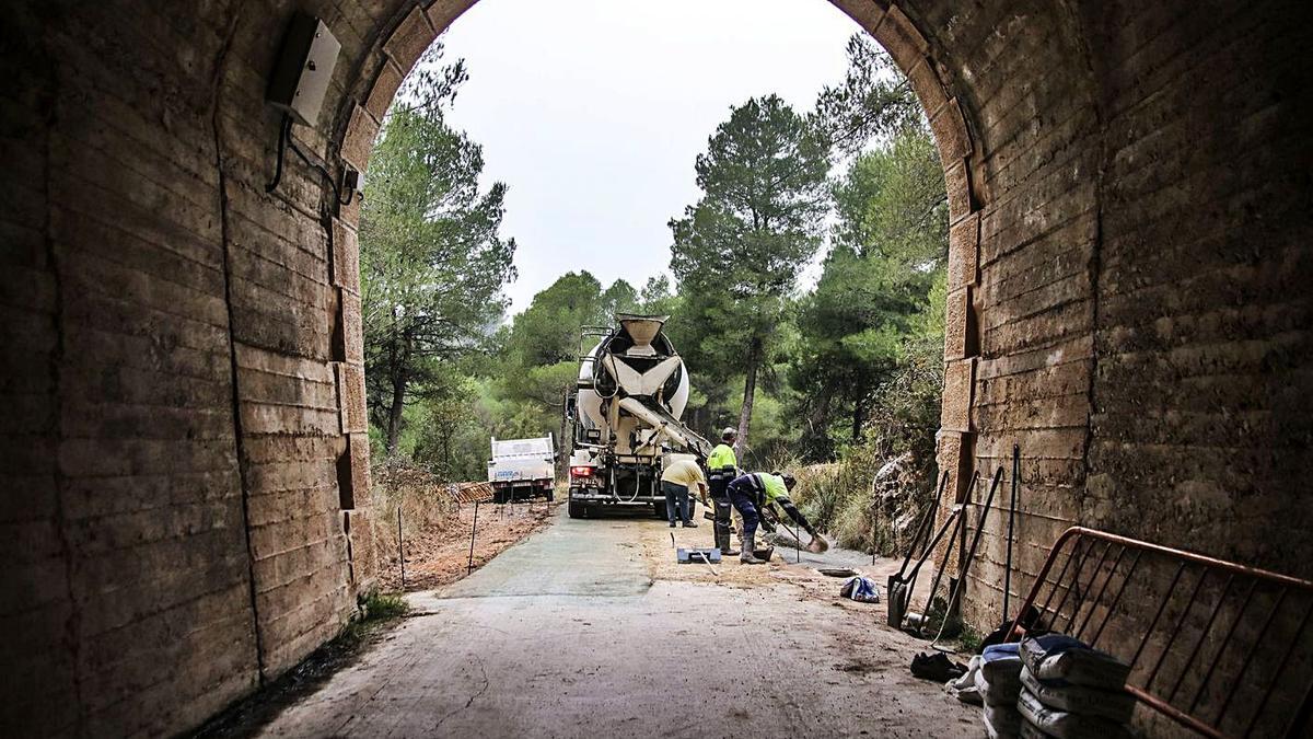 Trabajos en la entrada de uno de los túneles de la vía verde de Alcoy.